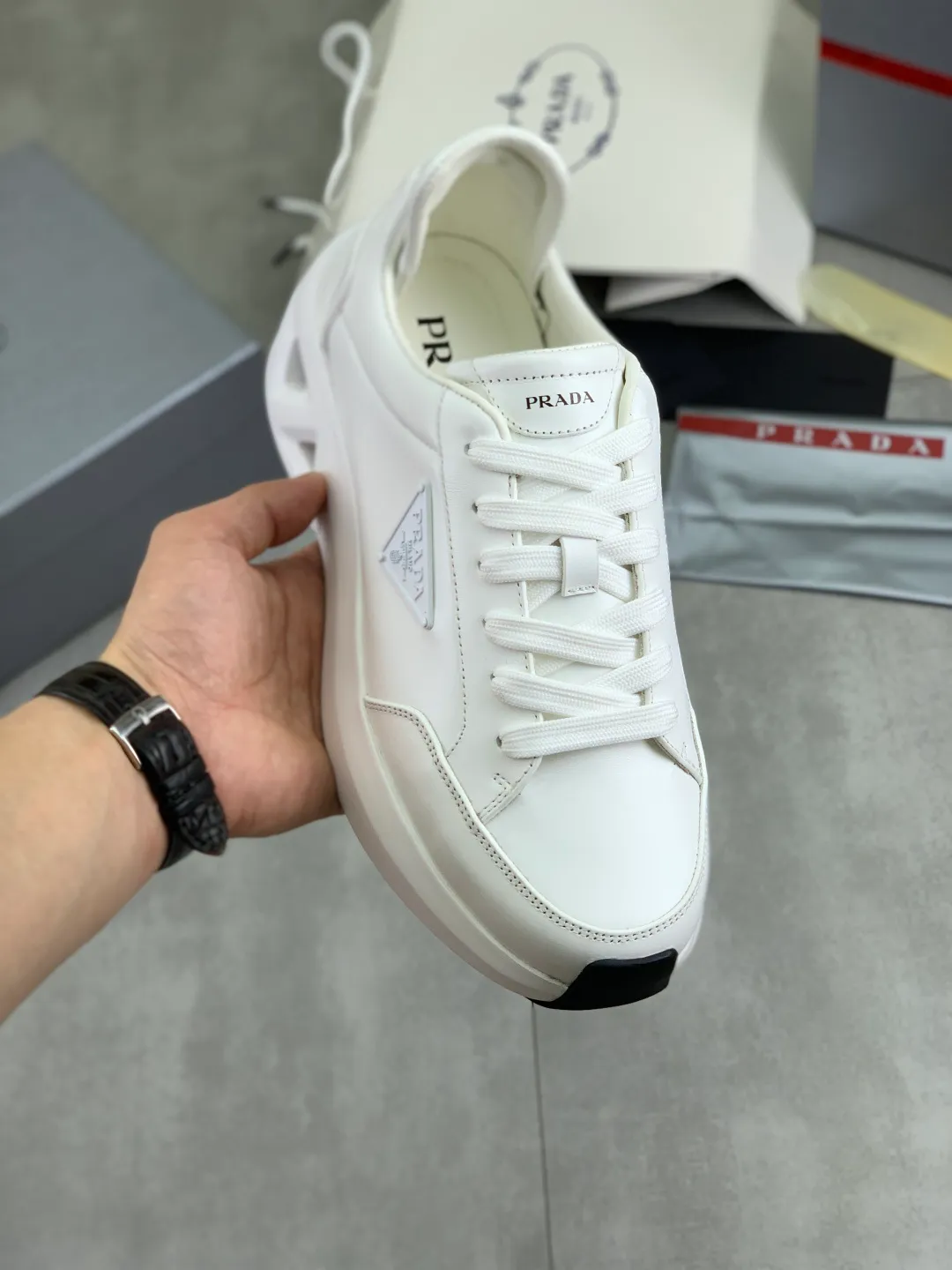 Men's men's shoes 💰P640💰 [New style] popular models are on the official website, 🆘 The trendy brand (Prada) mainly promotes popular models, avant-garde and versatile fashionable men's shoes private version mold opening, cowhide surface splicing 1:1.. Fashionable and simple, original imported cowhide lining cowhide feet; the atmosphere and personality are more fashionable, eye-catching and pursuing class. It will subvert old ideas and be a must-have for fashionistas with you! Must keep it! Tall and comfortable, large and low, high-end quality workmanship. Size: 38-45 Black and white available.